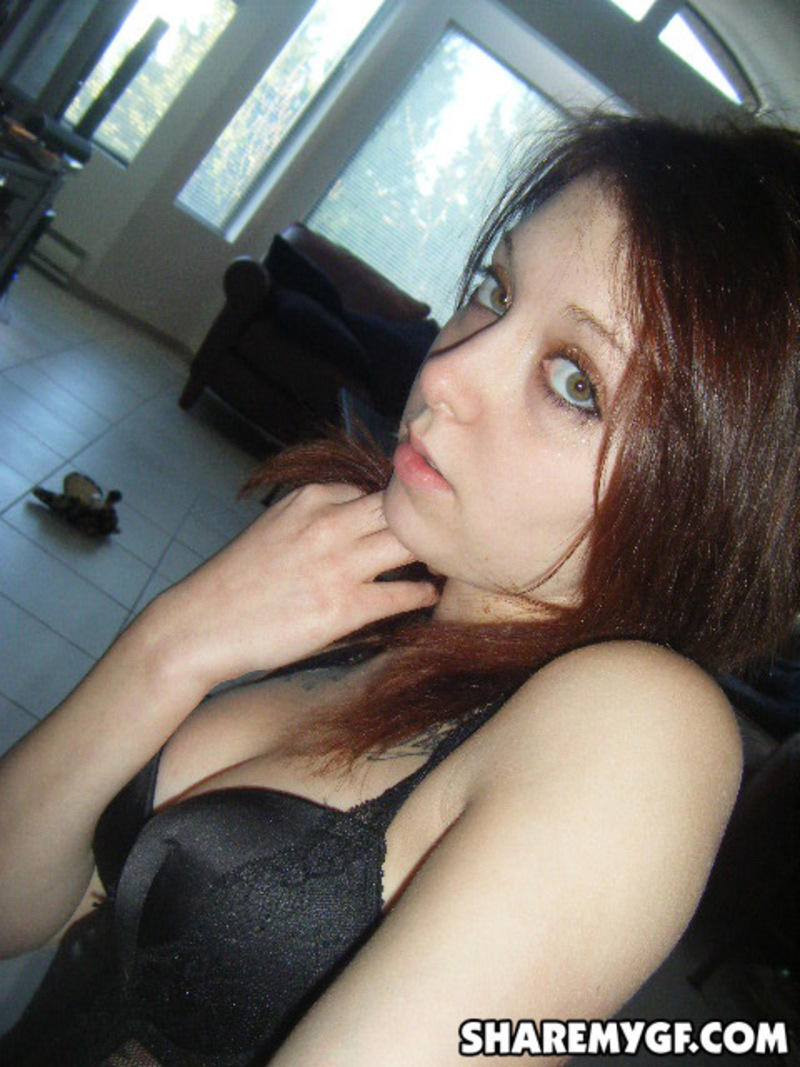 Slutty girlfriend lifts her shirt 3