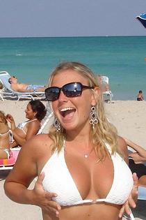 Amateur bikini babes in sexy beach shots-03