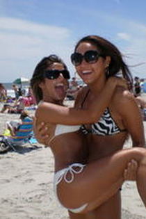 Amateur bikini babes in sexy beach shots-04