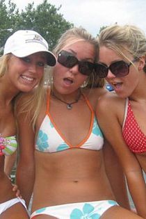 Amateur bikini babes in sexy beach shots-06