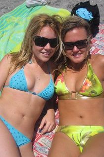 Amateur bikini babes in sexy beach shots-07