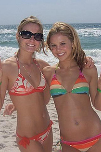 Amateur bikini babes in sexy beach shots-17