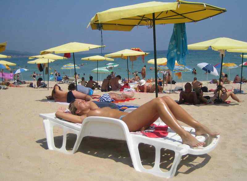 Topless amateur babes exposed at the beach 4