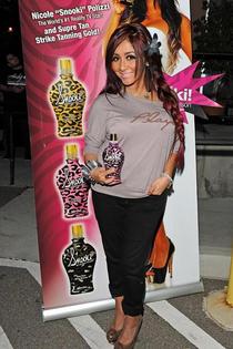 Busty snooki promotes her tanning lotion-10