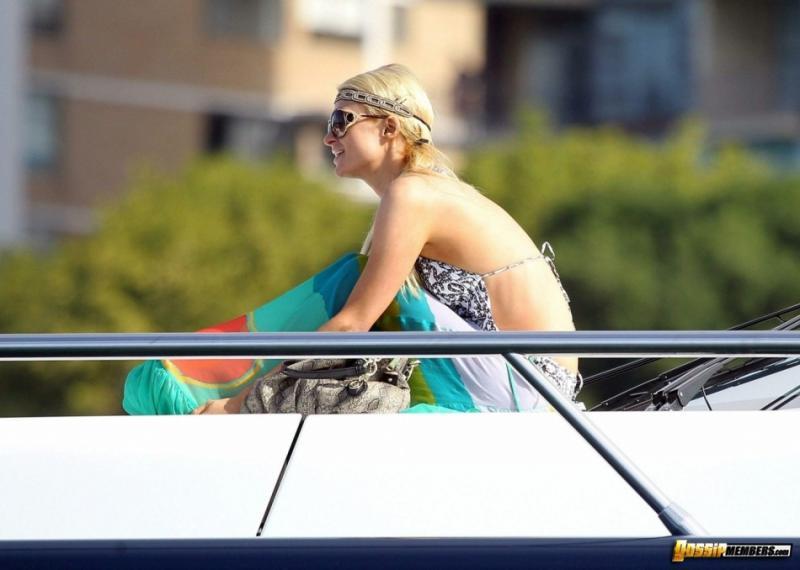 Paris Hilton butt crack candids 13