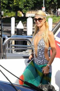 Paris Hilton butt crack candids-00