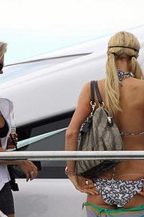 Paris Hilton butt crack candids-01
