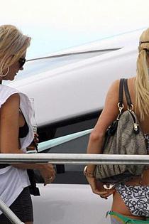 Paris Hilton butt crack candids-02