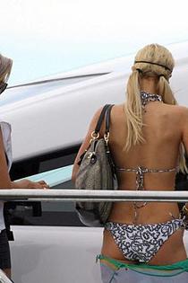 Paris Hilton butt crack candids-04