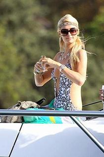 Paris Hilton butt crack candids-11
