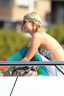 Paris Hilton butt crack candids-12