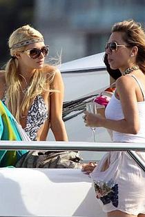 Paris Hilton butt crack candids-13