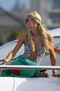 Paris Hilton butt crack candids-14